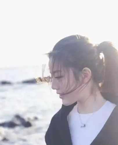 南韩神颜吹得美出天际,没想到侧脸却输给新晋美少女?