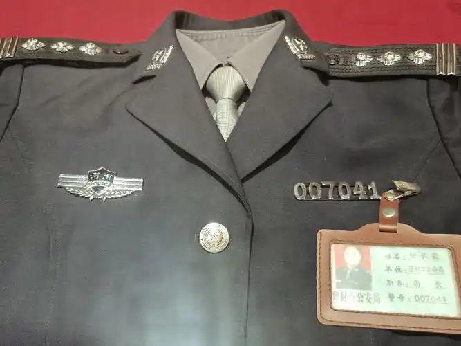(四)任长霞生前穿过的警服