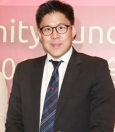 郭晶晶优雅现身,网友却说她老得像"霍启刚的奶奶"