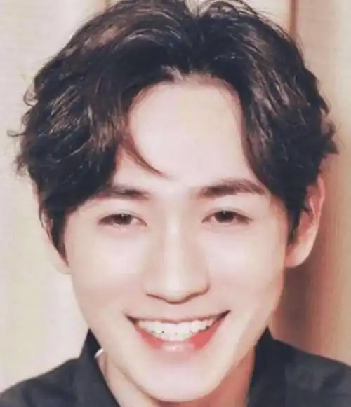 原创原创笑容极具感染力的4位男明星易烊千玺上榜朱