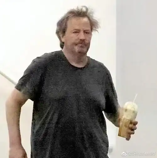 52岁老友记钱德勒变油腻大叔头发灰白挺大肚网友别糟蹋自己