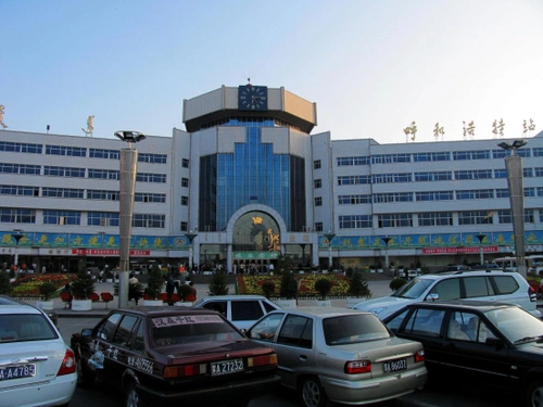 本地新闻 正文将时间的指针拨回到90年代,那时呼和浩特站西站建成投入