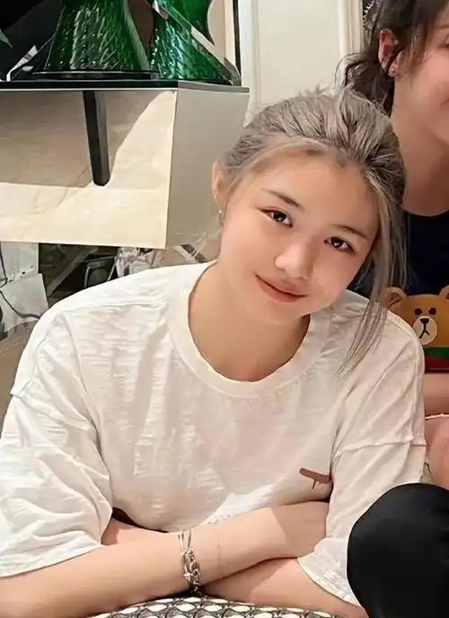 汪峰女儿小苹果惊艳成长18岁已显星相被赞年轻版李嘉欣