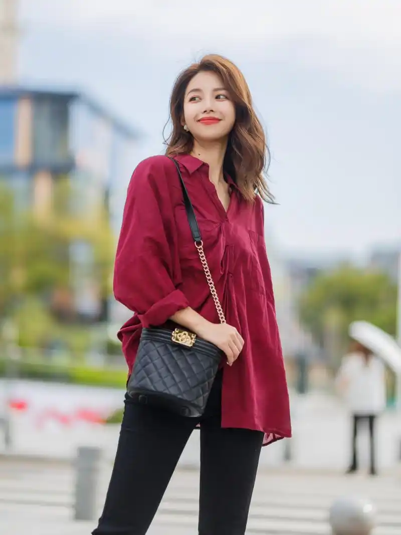 早秋衬衫的高级穿法是这样的酒红色衬衫配紧身裤干练利落