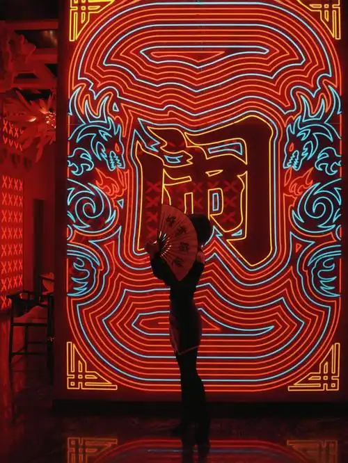 桃源路上新开的一家国潮酒吧,是中国首创国潮剧情式酒吧~整体氛围是