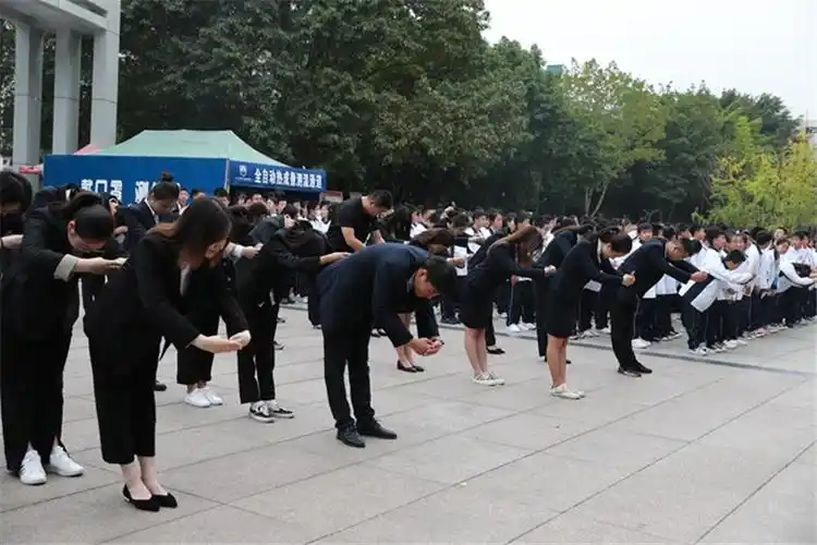 四川省邻水实验学校开展"拜孔子 拜老师"活动