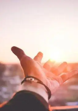 手捧阳光的女人图片,手捧向日葵的女人图片