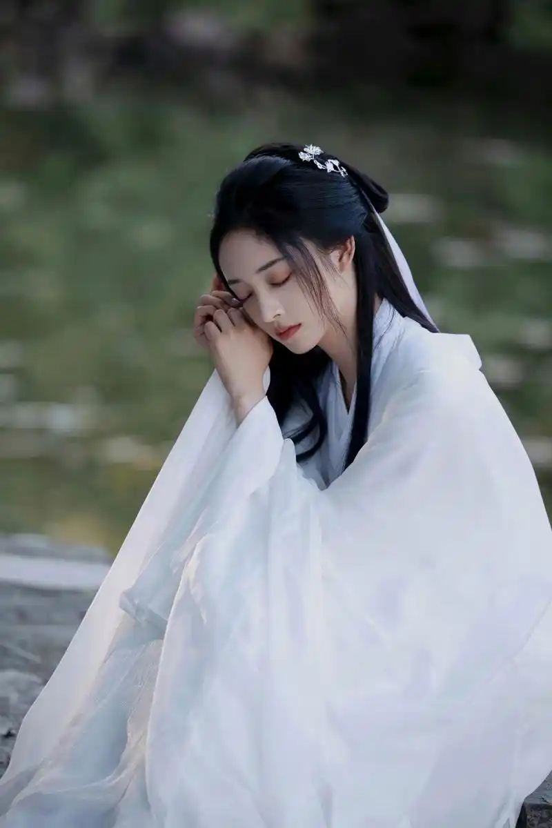 风中白衣似仙女,优雅自在似清风 #汉服# #诗词# #美女