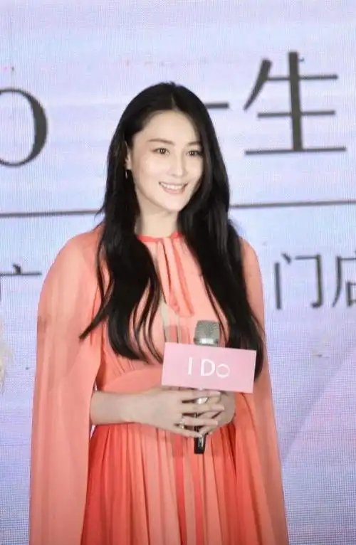 张馨予长发才最美穿粉色连衣裙化身粉红佳人女的看见也被迷住