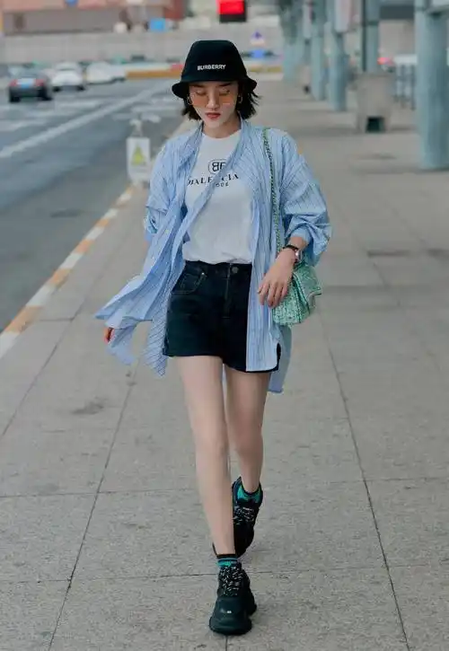 33岁唐艺昕真有胆量,穿健美裤秀身材,在家玩卡脖子倒立把我看呆_健身