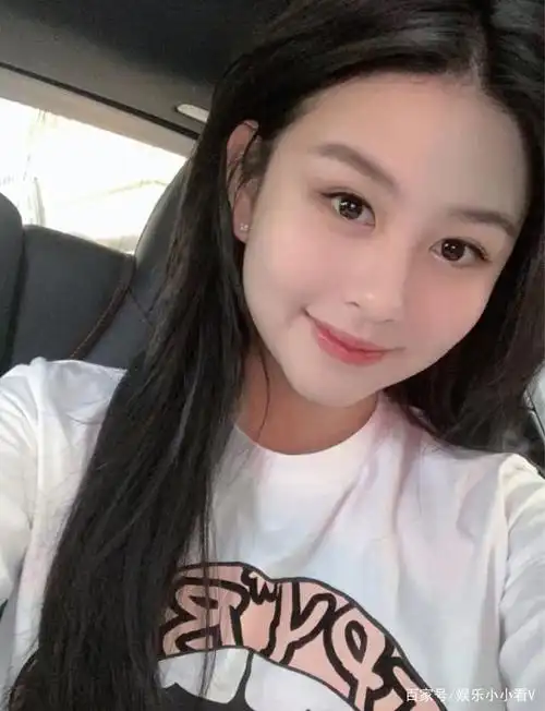 邱淑贞女儿沈月对镜自拍颜值高,歪头卖萌甜美笑容暖化众人