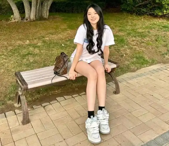 王中磊25岁女儿晒近照,王文也穿热裤秀长腿,高颜值好身材抢镜