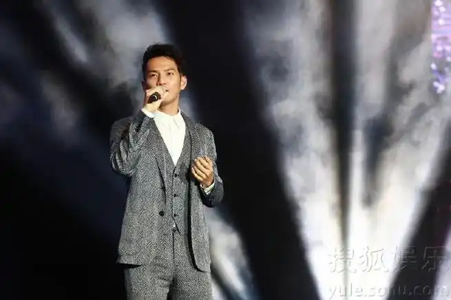 榜音乐盛典暨颁奖礼"上,论拿奖拿到手软,必属那一晚的大赢家---钟汉良