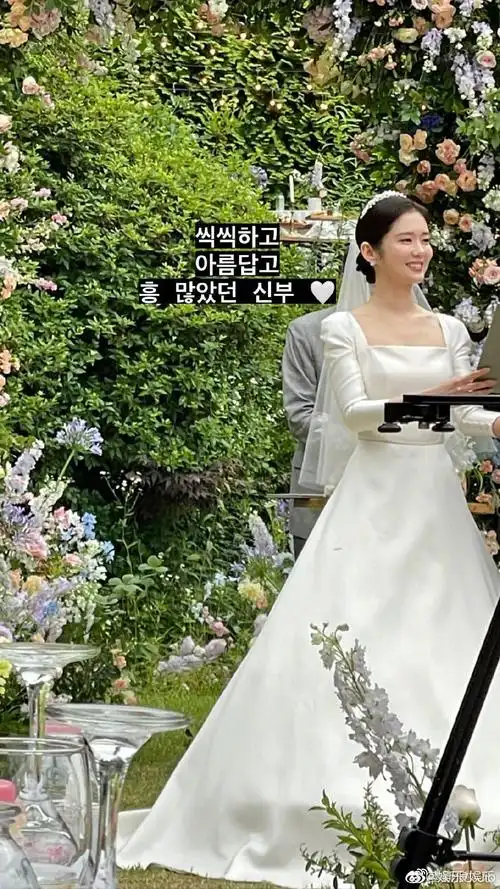 张娜拉婚礼现场图曝光:张娜拉一袭纯白丝质婚纱……__财经头条