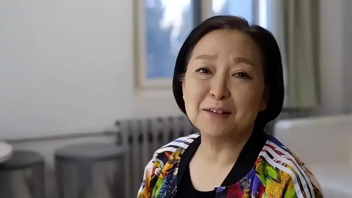 命运之殇:方芳与生母金妈的情感纠葛 在娱乐圈中,方芳以其出色的演技