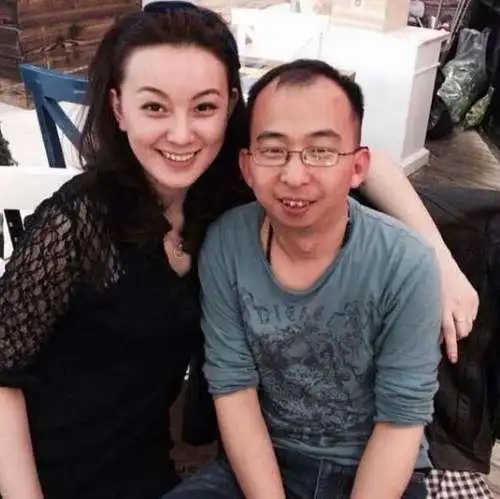 因长相太丑屡遭导演拒绝,首次做导演就得了奖,还娶了漂亮老婆