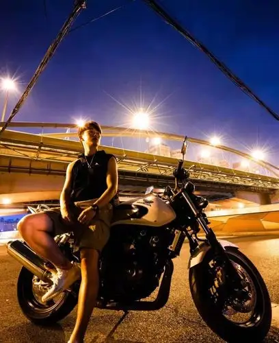 女孩子们怎么忍心让骑摩托的男人单身