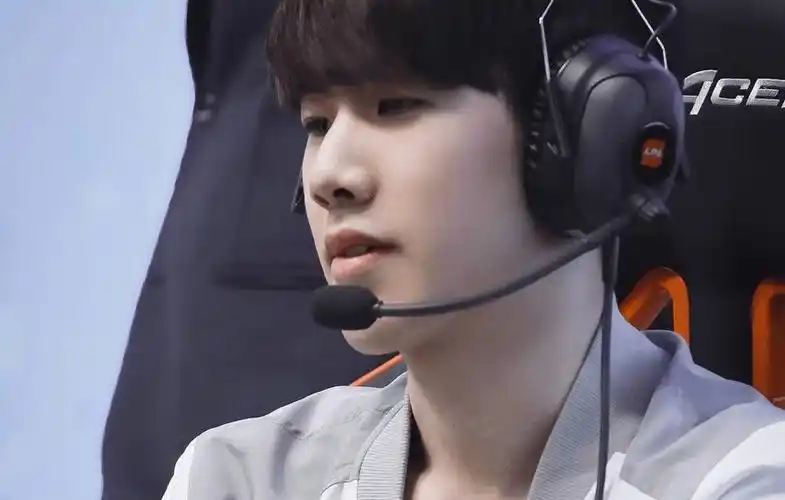 theshy冠军剑姬四级死四次,辅助野爹全住上仍难挽败