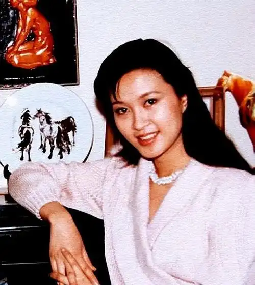 班花方舒66岁照片曝光满脸沧桑判若两人失败婚姻是她一生的痛