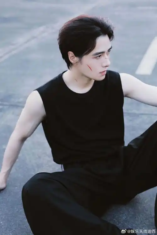 方逸伦手臂青筋