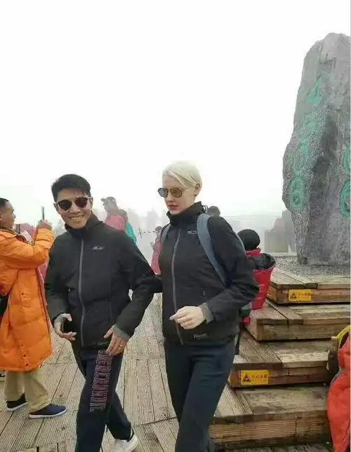 撒贝宁晒全家福直接素颜不修图,他穿羽绒服沧桑,妻子高半个头!