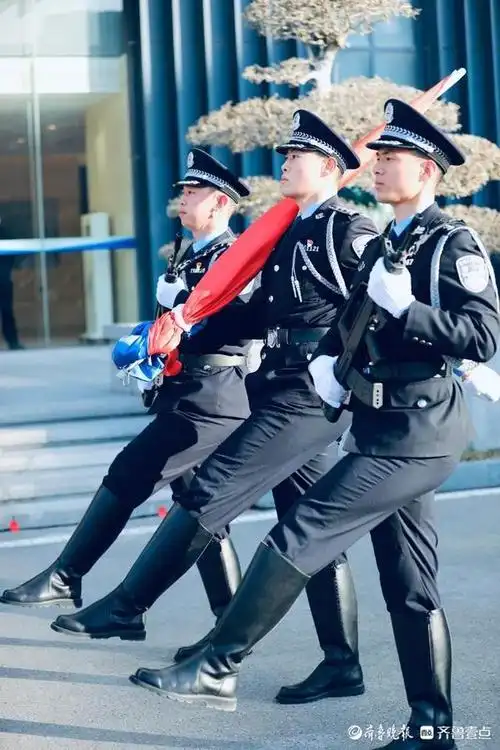 人民警察仪仗队,着装整齐,迈着整齐的步伐缓缓走来.