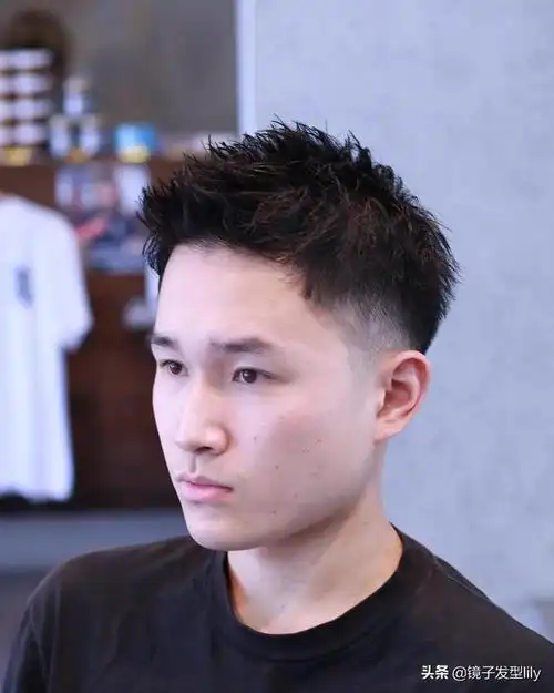 如果后面头骨特别突出的话,就不适合推得太高,那样容易暴露头型的不足