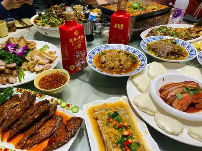 而像我这样的中年男人,则是约上三五好友一个吃吃饭喝喝酒