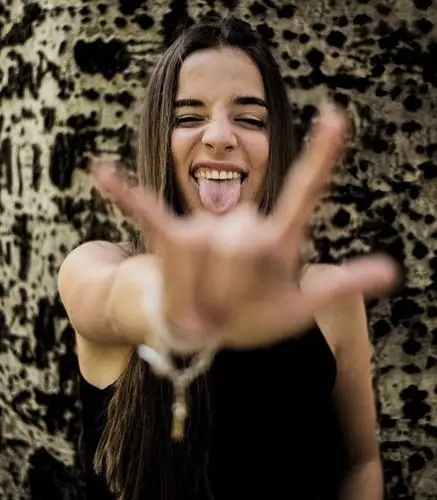 摄影师拍摄美女模特吐舌头的瞬间!有人觉得可爱有人觉得性机深