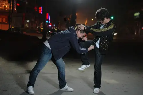 实拍街头斗殴,真正的暴力对抗.