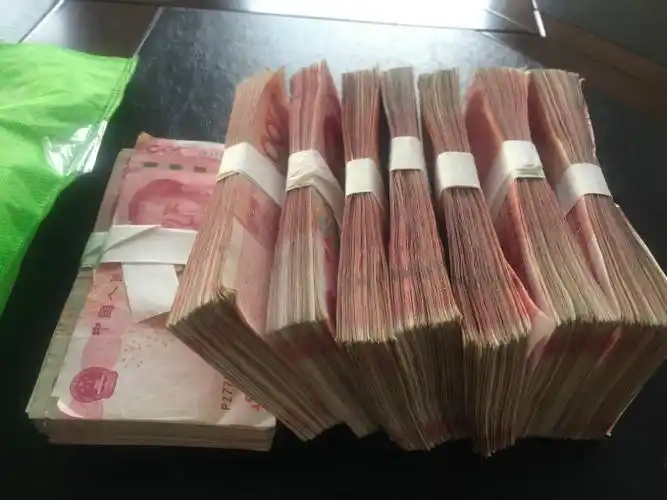 62路驾驶员朱中利捡到的现金