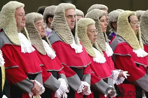 香港律师是世界上最后一批佩戴司法假发的律师群体之一.