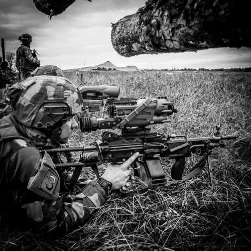 法军外籍兵团实弹演习照曝光装备真先进