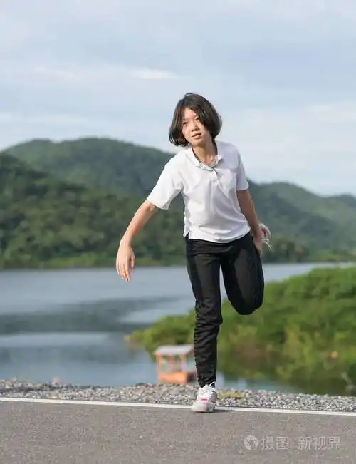 女人短头发做运动户外