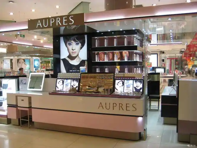 如何制作高品质化妆品展示柜呢?