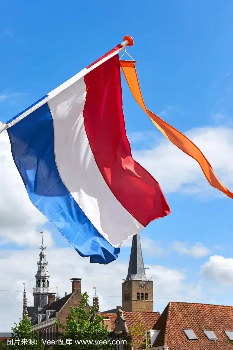 荷兰国旗和橙色的旗帜在国王日再次在风中飘扬