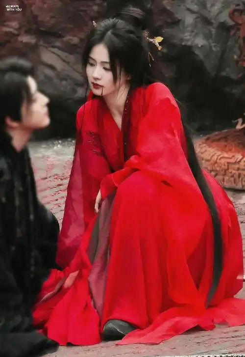 240129白鹿红衣惊艳露华浓飘逸动作尽显古典之美