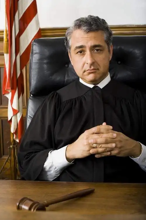 西方人,一个人,法官,办公室,坐,双手交叉,竖图,室内,白天,正面,西装