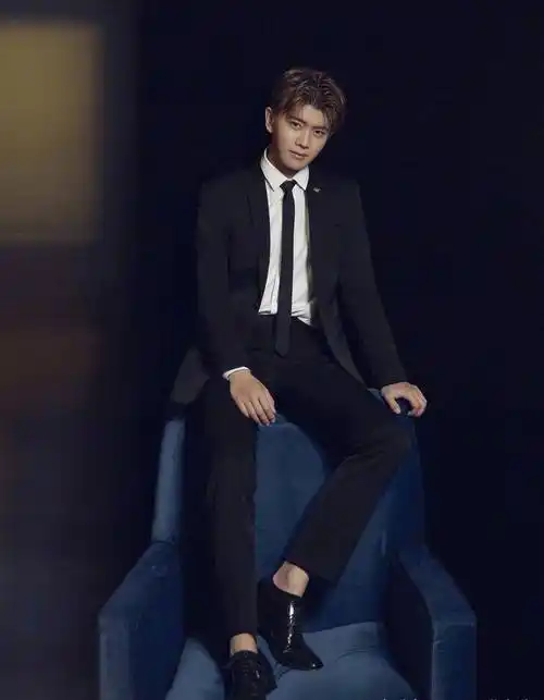 任嘉伦脚上搭配的是一双黑色皮鞋,露出一小截纤细精致的脚踝线条,看