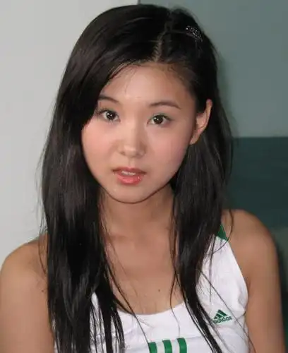 李小萌33岁却长着一张娃娃脸,生完孩子更显得年轻?