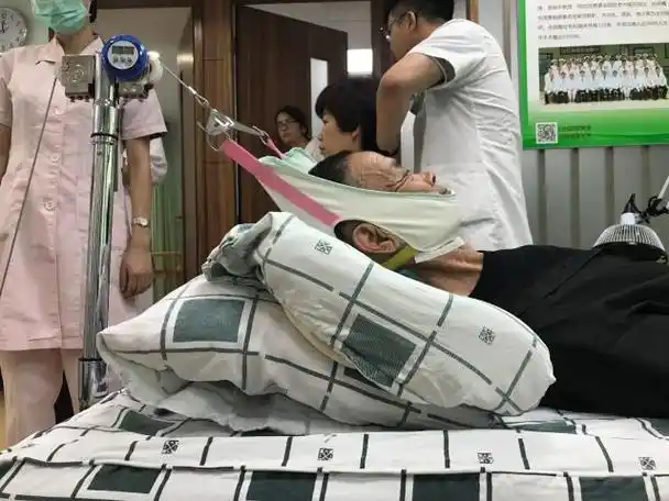 "顿悟"的颈椎仰卧大角度前屈拔伸牵引法从病人身上林定坤知道了,并不