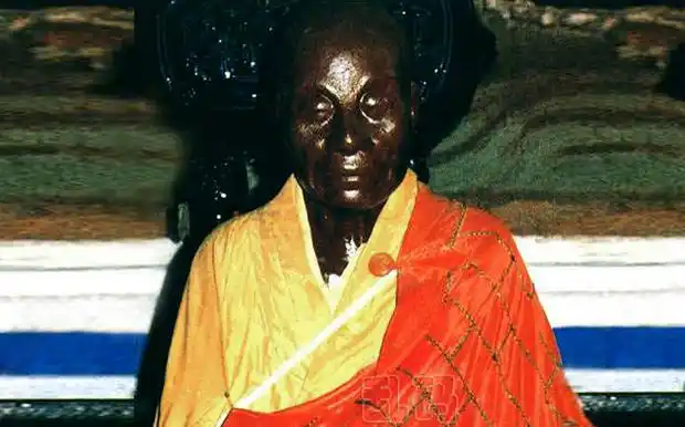 着三尊肉体真身菩萨,左为明代丹田和尚真身;右为明代憨山德清和尚真身