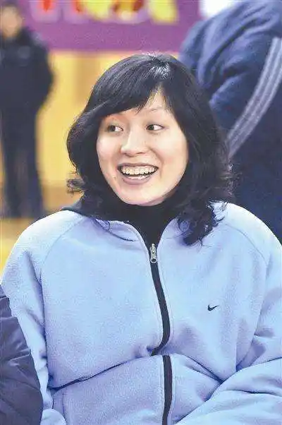 姚明叶莉罕见同框夫妇两人体型差异明显39岁叶莉略显老态