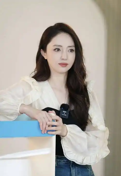 董璇魅力造型合集:温婉贤淑,典雅端庄