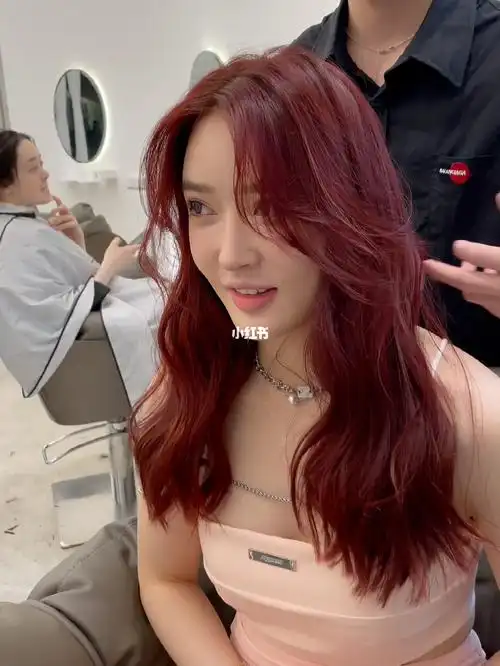 给大惠子染个红色头发真适合她上海染头发