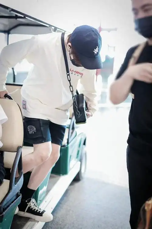 贺峻霖机场出发路透白t77短裤造型干净清爽的帅哥啊