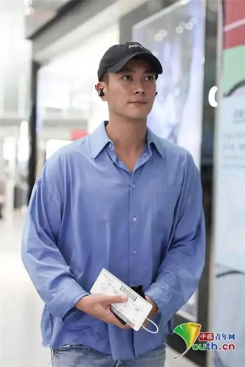 杜江装扮休闲简约低调 身形健壮引人实名制羡慕