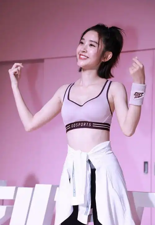 唐艺昕腰可真细,穿运动背心秀身材,看了之后太羡慕张若昀
