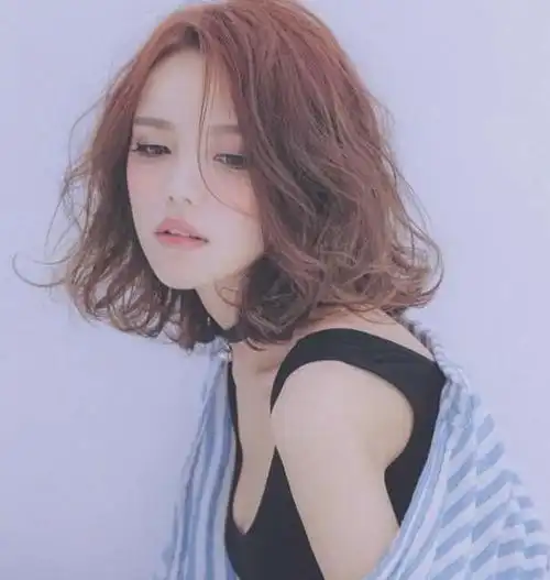 这个短发发型是女生短发发型中比较具有气质的一种,不会对女性的淑女