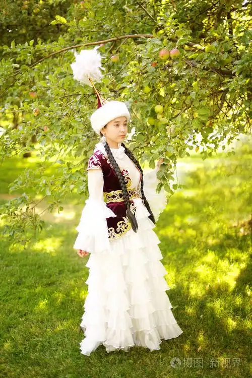 身着民族服装的哈萨克美女